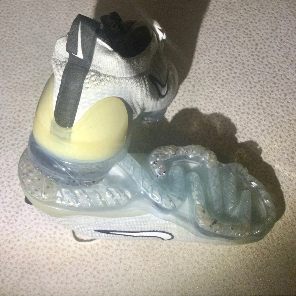 NIKE AIR VAPORMAX MONOCHROME. NEW WITHOUT BOX.